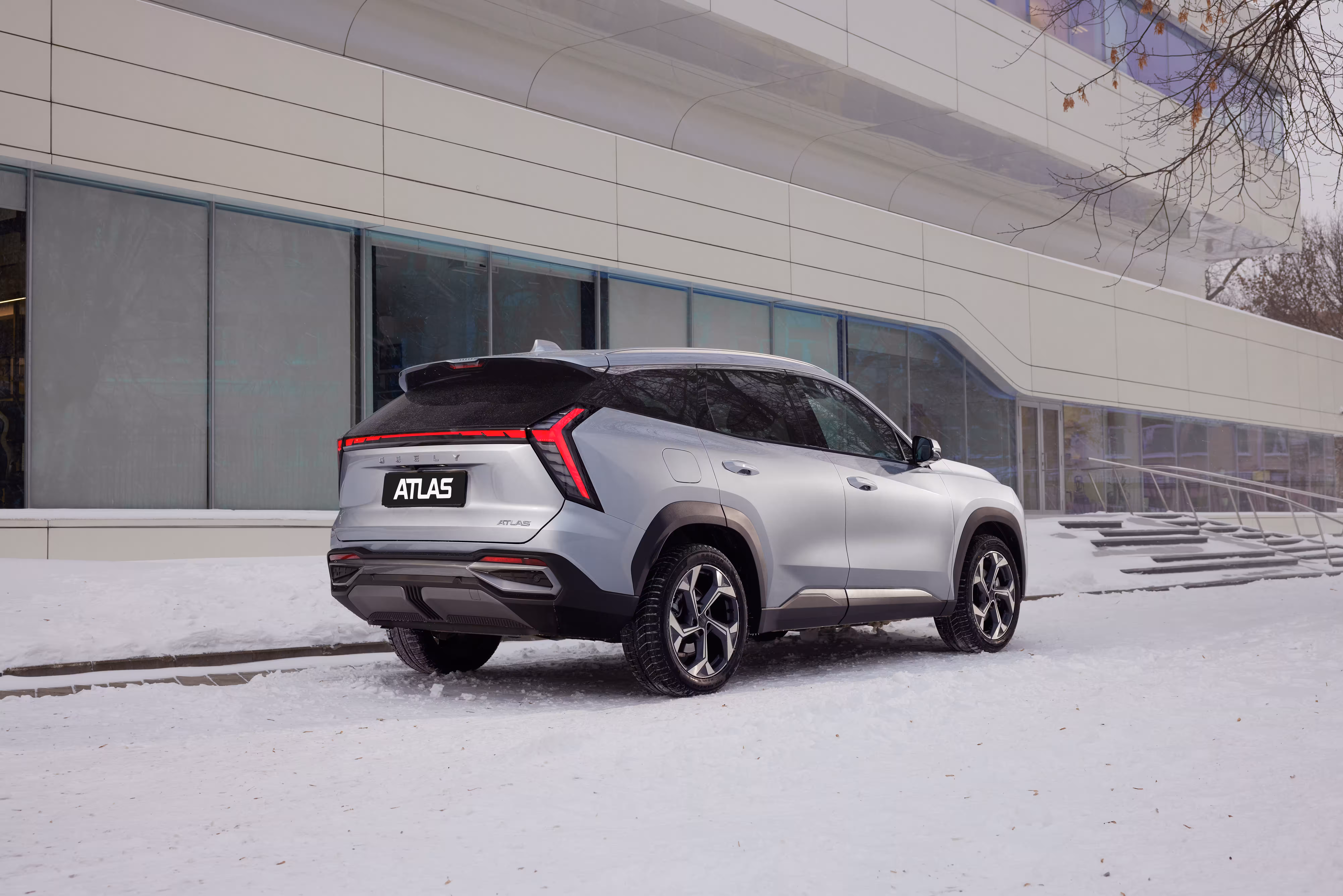 Новая переднеприводная версия кроссовера Geely Atlas на снегу