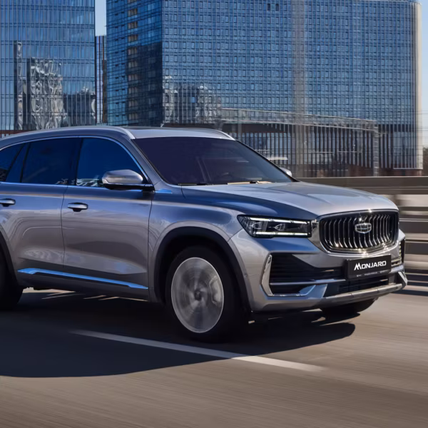 Обновлённый Geely Monjaro: новый седан на дороге с современным дизайном и технологичностью