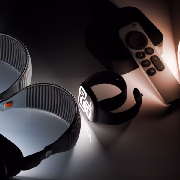 Графитовые наушники Apple AirPods Max и Apple Watch с отображением watchOS 26.5 и tvOS 26.5