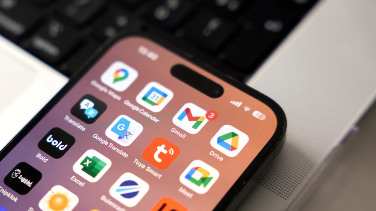 Смартфон с приложениями Google Gmail и Google Drive на экране, акцент на сервисах Google