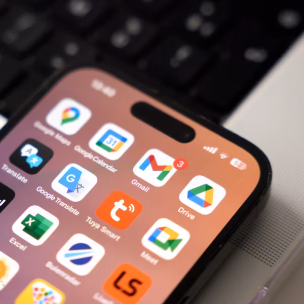 Смартфон с приложениями Google Gmail и Google Drive на экране, акцент на сервисах Google