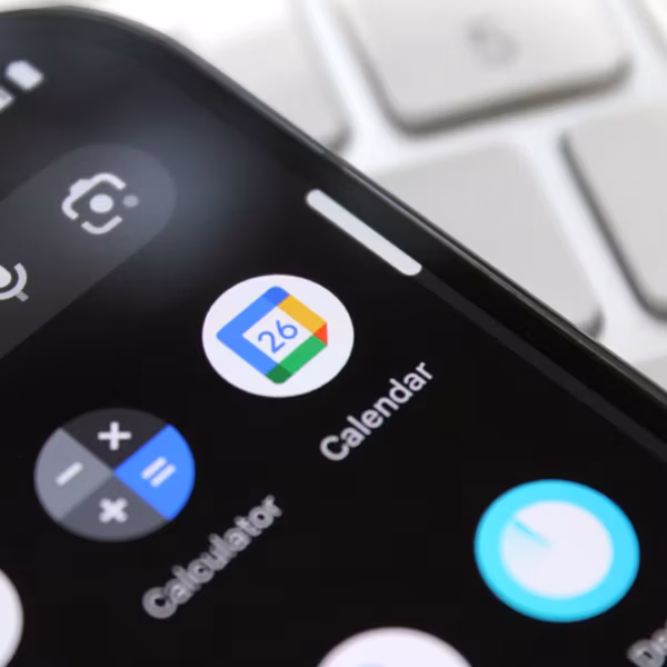Экран мобильного устройства с приложением календаря Google