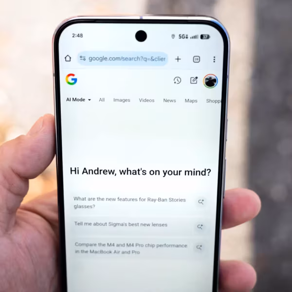 Смартфон с Google app: быстрый доступ к AI Mode и истории в поиске Google