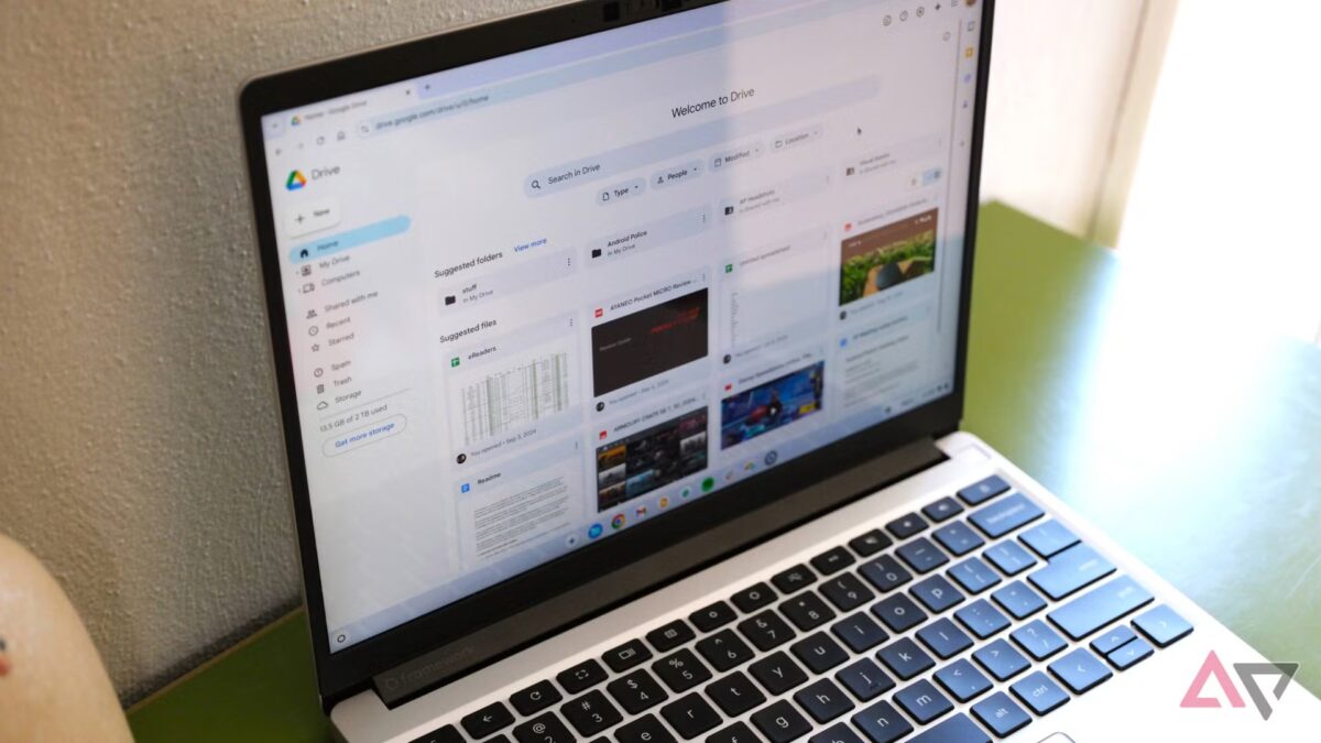 ноутбук MacBook с открытым Google Drive интерфейсом