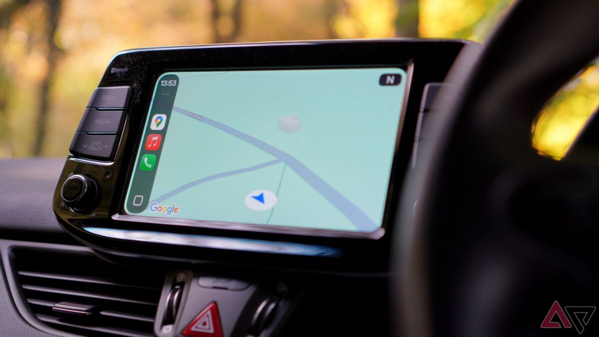 Интерфейс Android Auto с картой Google Maps и управлением на экране автомобиля