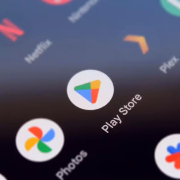 Иконка Play Store на экране смартфона
