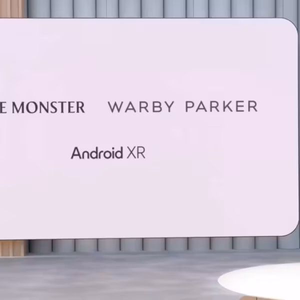 Spotify готовит запуск на Samsung Galaxy Glasses: ведущий на сцене и интерфейс приложения на экране
