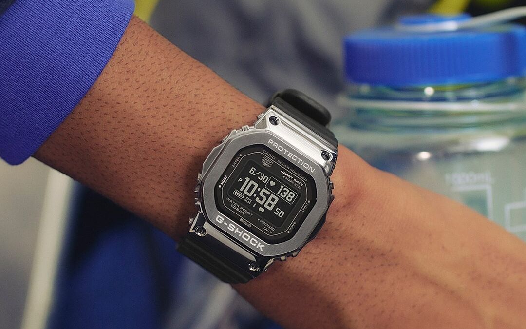 Умные часы G-Shock GM-H5600 на руке с дисплеем