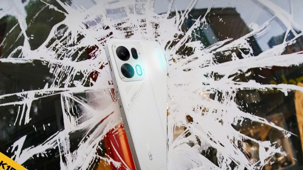 Разбитый экран смартфона Oppo K15 Pro на фоне стекла