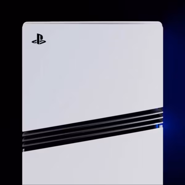 Белая консоль Sony PlayStation с логотипом на передней панели, акцент на бренде