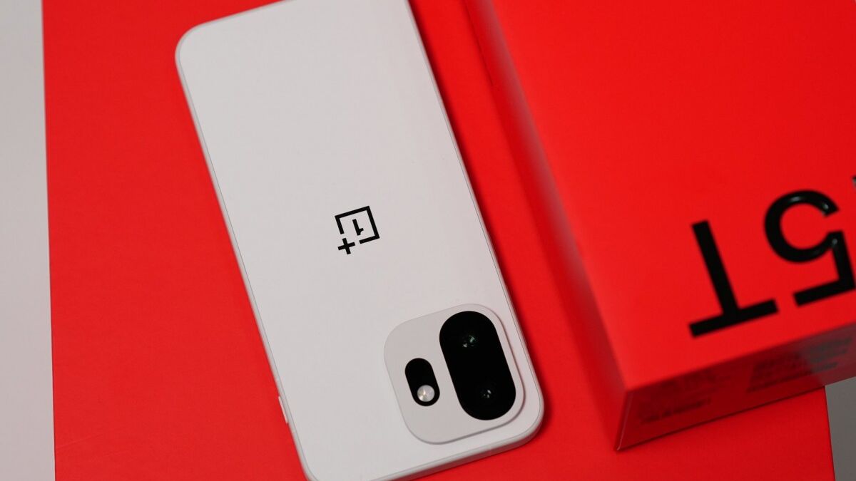 Задняя часть смартфона OnePlus 15T с камерой и логотипом