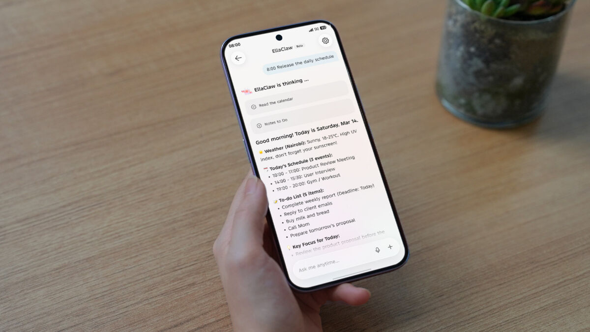 Смартфон с приложением EllaClaw на экране крупным планом