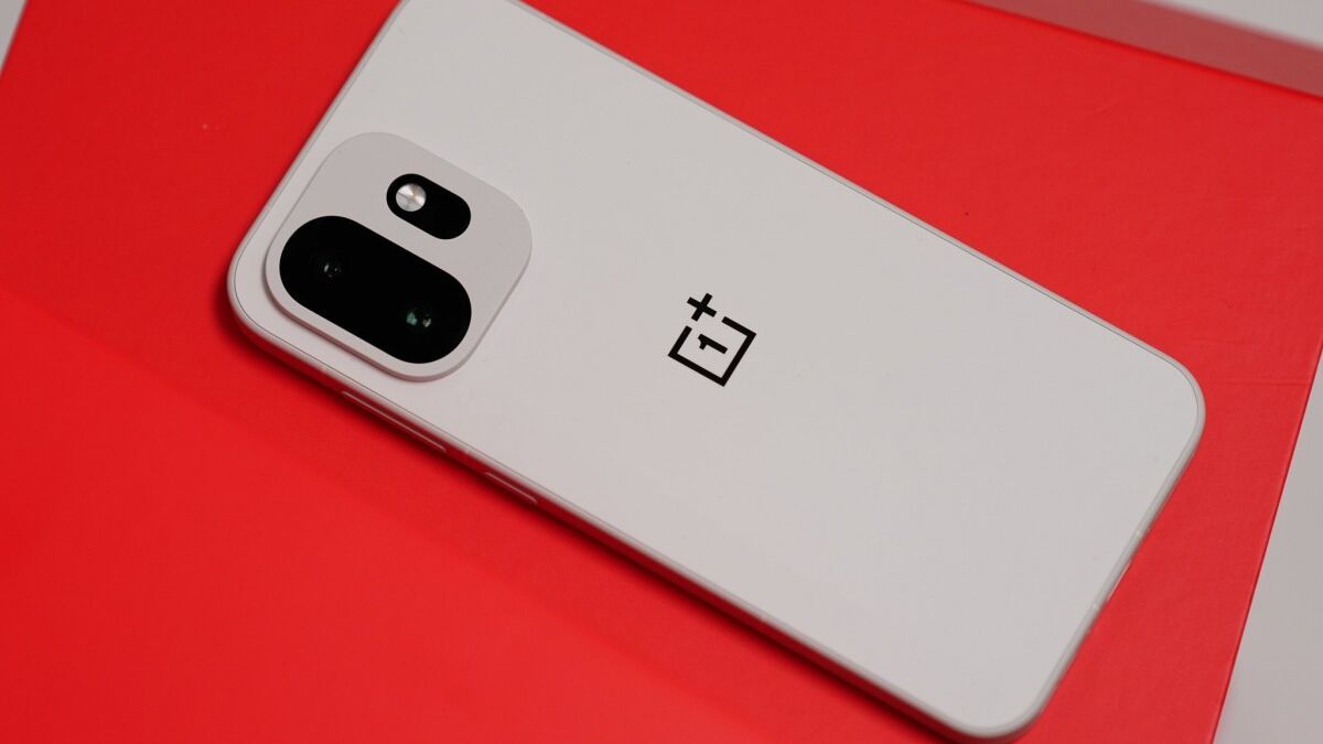 Задняя панель OnePlus 15T с камерой на белом устройстве