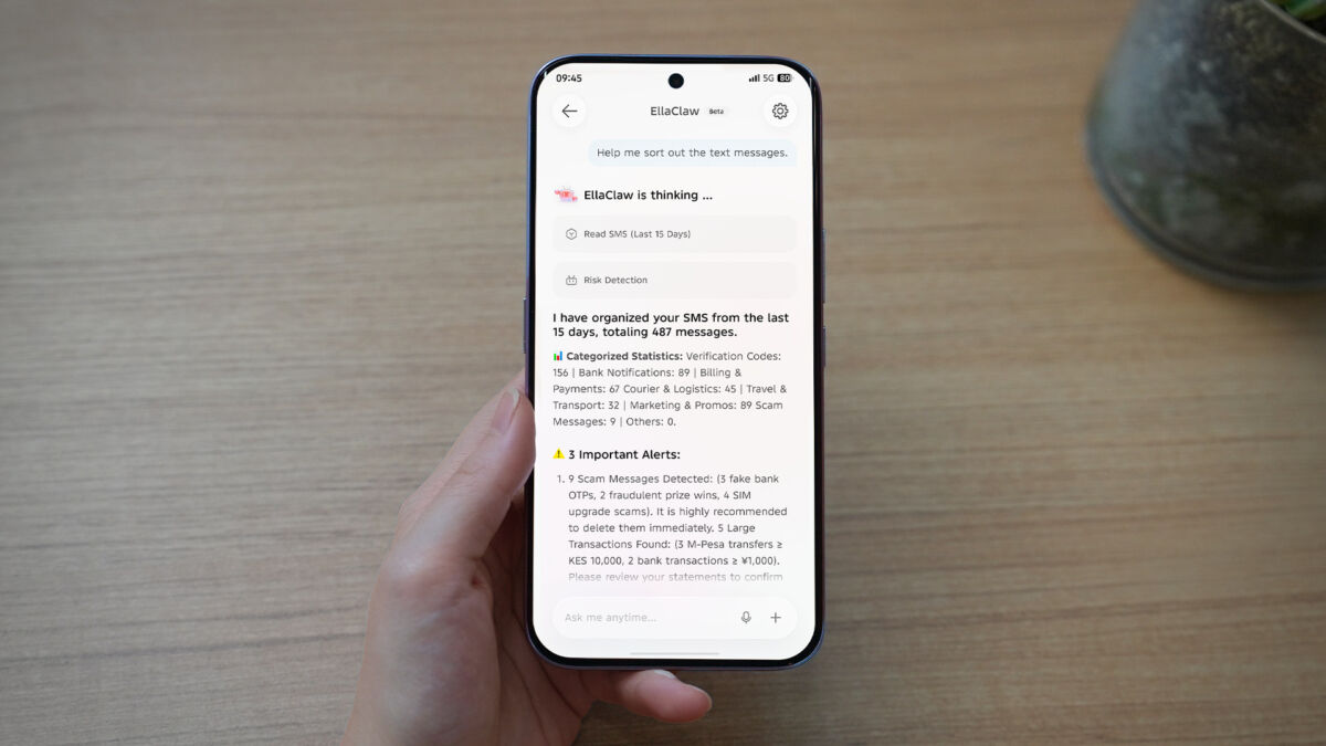 Смартфон с экраном EllaClaw и интерфейсом чата
