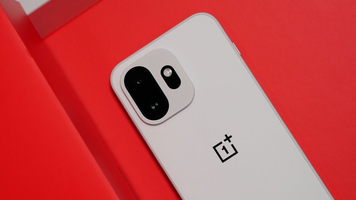 Задняя часть смартфона OnePlus 15T с двойной камерой и логотипом