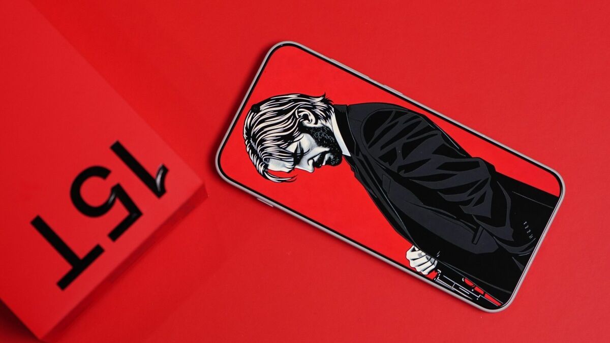 Дизайнерские обои для смартфона OnePlus 15T на красном фоне с профилем человека