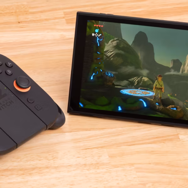 Nintendo Switch 2 и подставка для смартфона на деревянном столе