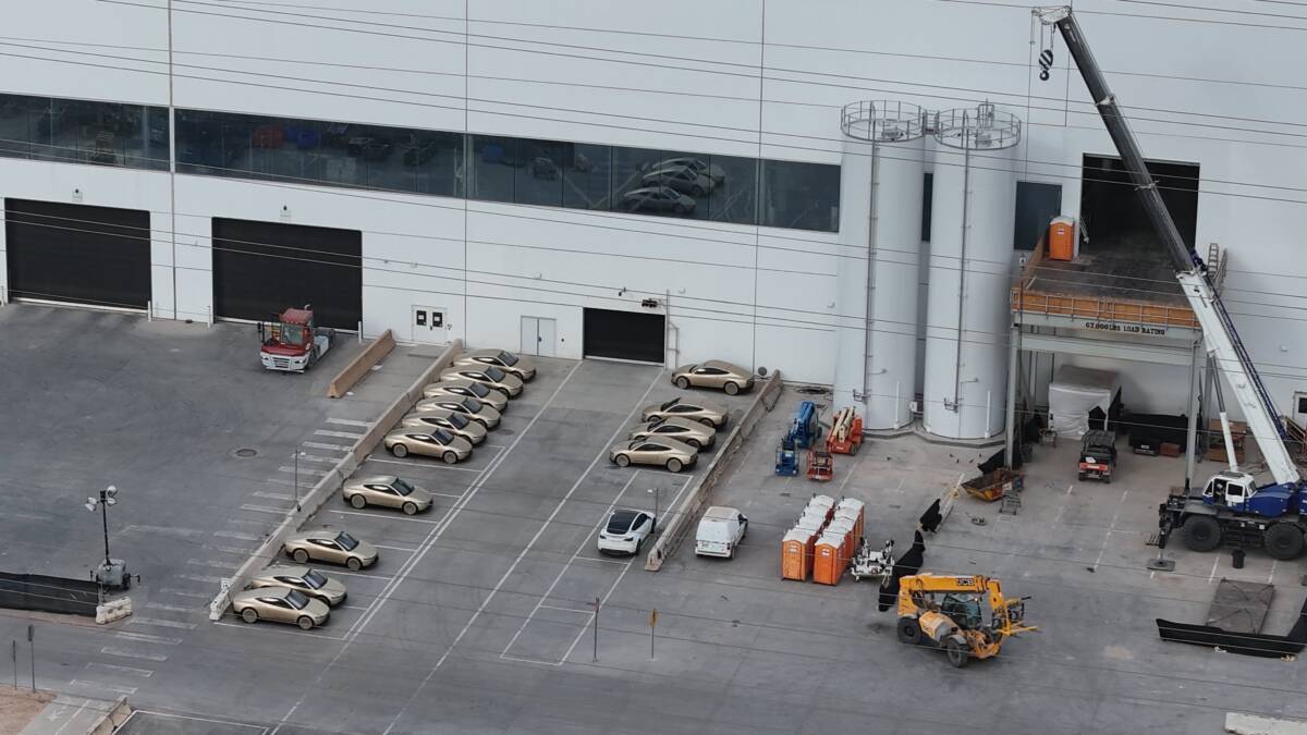 На Giga Texas заметили рекордное количество Tesla Cybercab — производство вышло на полную мощность