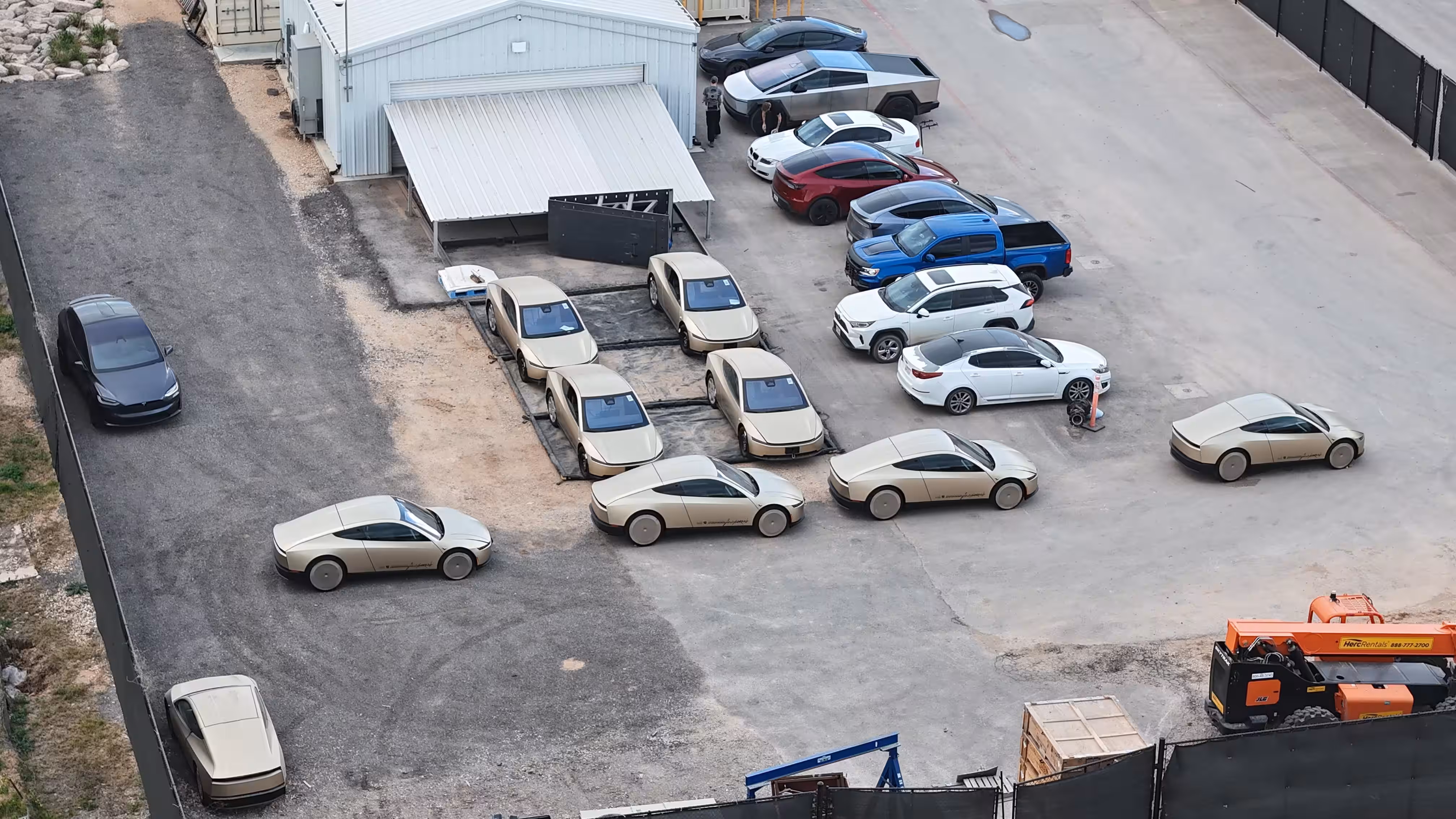 Автопарковка с множеством электромобилей Tesla Cybertruck