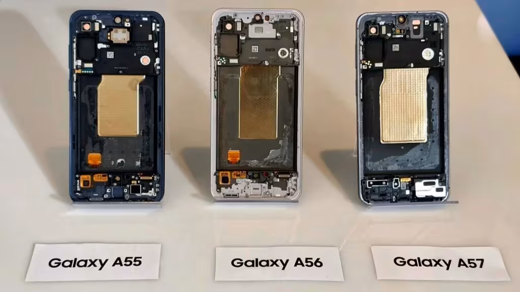 Разобранные смартфоны Samsung Galaxy A55, A56 и Galaxy A57 с открытыми задними крышками