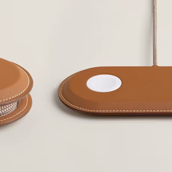 Кожаный чехол для зарядки Hermès разложен
