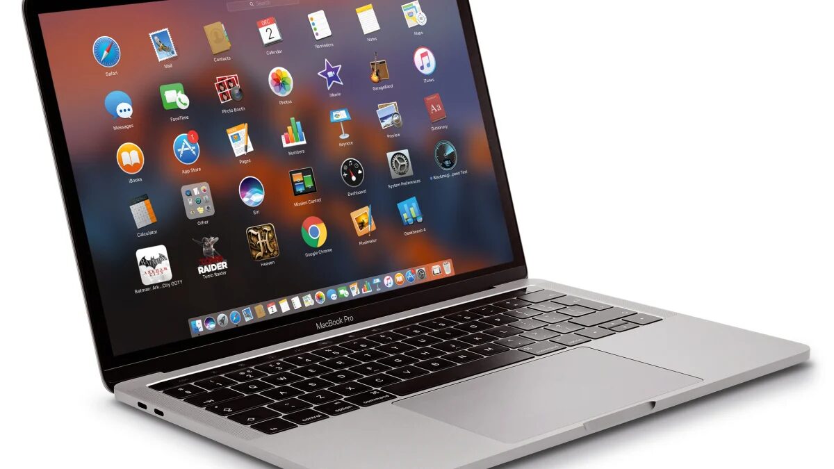 MacBook Pro с открытым экраном и интерфейсом macOS на фоне рабочего стола, кадр для обзора блокировки обновлений AppGrid