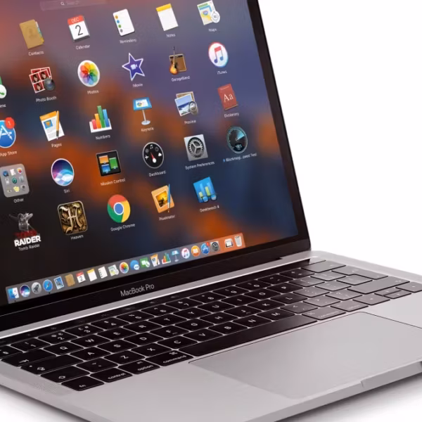 MacBook Pro с открытым экраном и интерфейсом macOS на фоне рабочего стола, кадр для обзора блокировки обновлений AppGrid