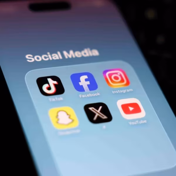 Иконки соцсетей на смартфоне рядом с приложением Social Media для детей в Австрии