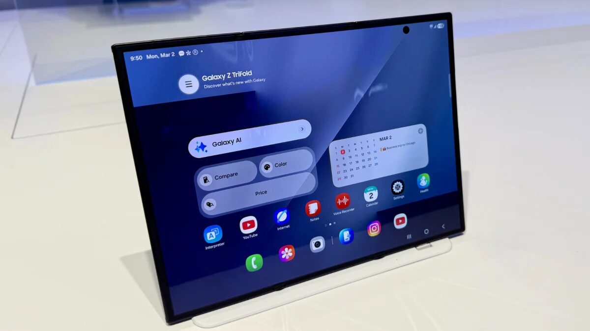 Планшет Samsung Galaxy Z TriFold на выставке в демонстрационном стенде