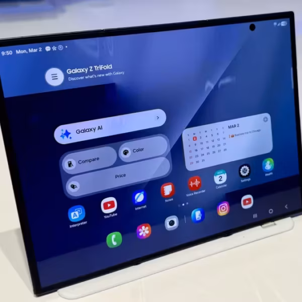 Планшет Samsung Galaxy Z TriFold на выставке в демонстрационном стенде