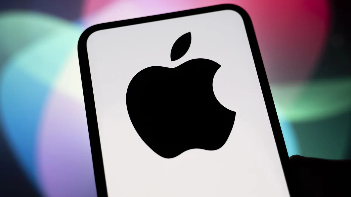 Логотип Apple на белом фоне с черной рамкой, иллюстрация к борьбе с шпионским ПО DarkSword на iPhone