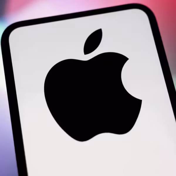 Логотип Apple на белом фоне с черной рамкой, иллюстрация к борьбе с шпионским ПО DarkSword на iPhone