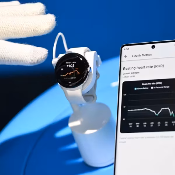 умные часы Fitbit и смартфон с графиками сердечного ритма