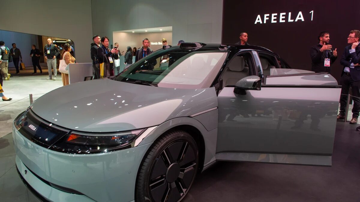 Электромобиль Sony Honda Afeela на автосалоне, посетители вокруг машины