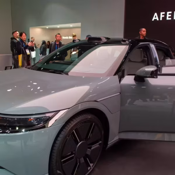 Электромобиль Sony Honda Afeela на автосалоне, посетители вокруг машины