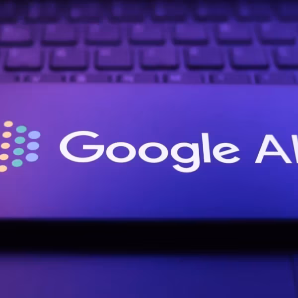 Смартфон с логотипом Google AI на экране
