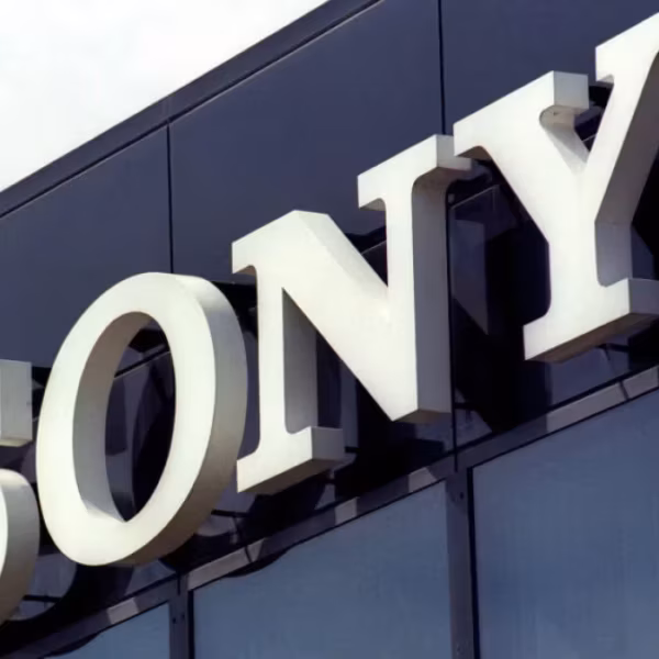 Логотип Sony на фасаде здания на фоне новости о приостановке продаж SD-карт из‑за дефицита памяти