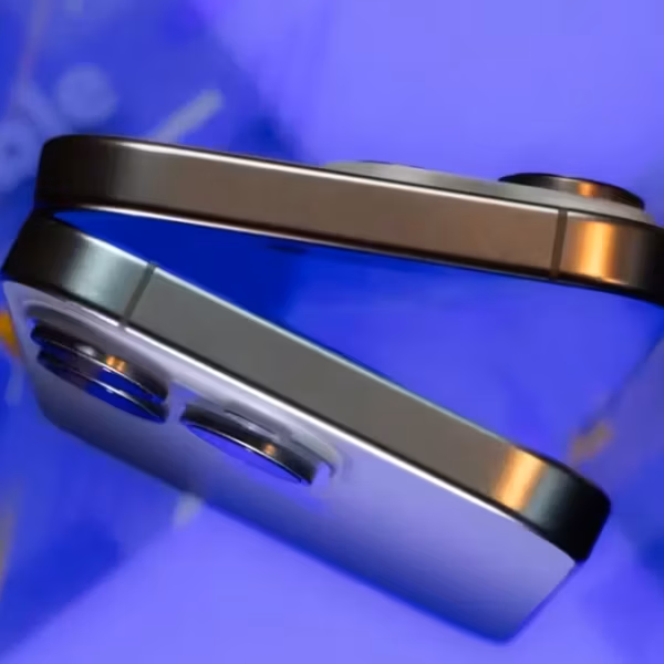 Боковая панель iPhone Fold с двумя камерами и кнопками управления