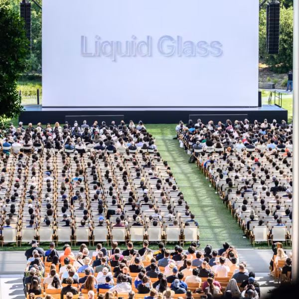 Толпа на конференции Liquid Glass WWDC 2026 с большим экраном
