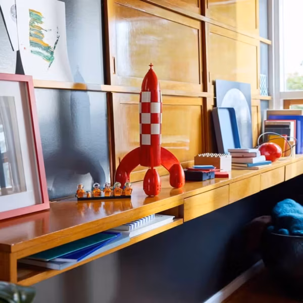 Декоративная полка с моделью космической ракеты LEGO Тинтин из набора по мотивам «Тинтина»