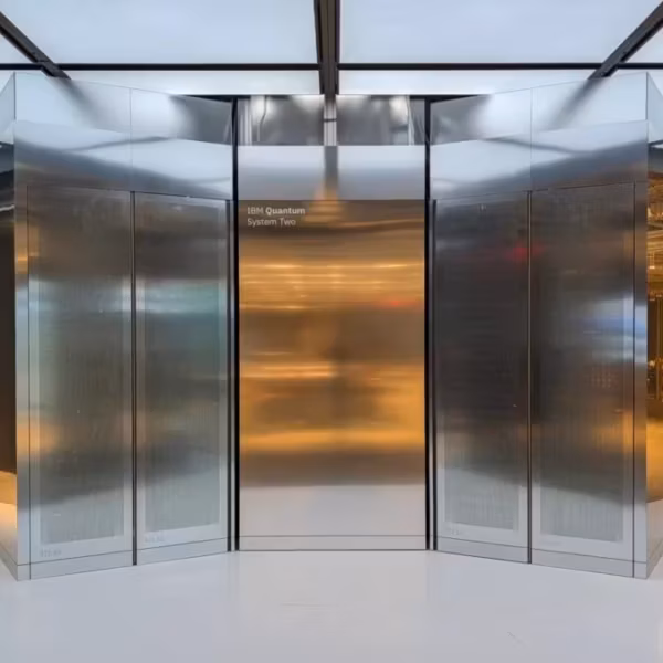 Лифтовые двери IBM Quantum System Two в офисе рядом с квантовыми компьютерами IBM