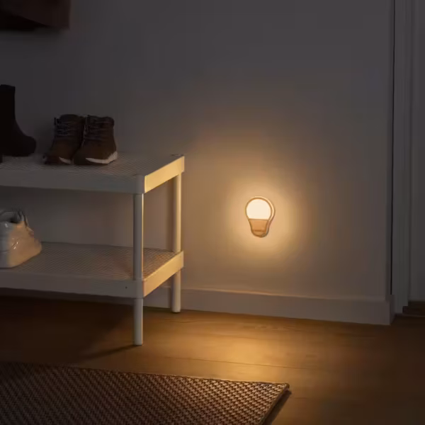 Ночник IKEA ANKARLÄGG с датчиком движения подсвечивает пол у стены мягким светом