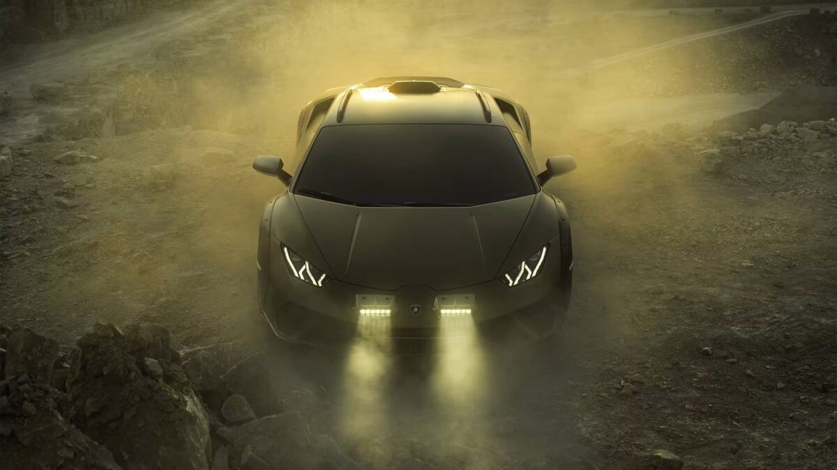 Черный Lamborghini Sterrato на грязной дороге с пылью