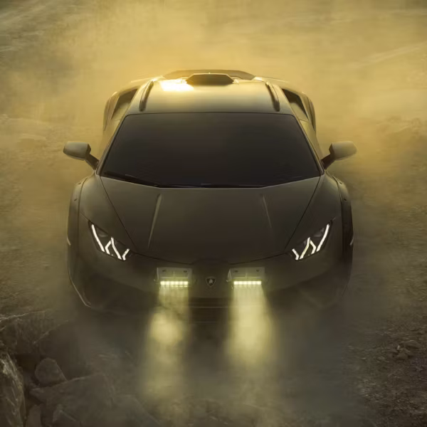Черный Lamborghini Sterrato на грязной дороге с пылью