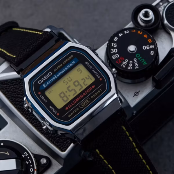 Casio A168 с браслетом на металлическом корпусе рядом с камерой в стиле Nikon, N168 в дизайне PPP Cameras