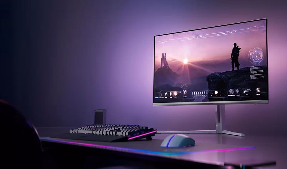 Игровой монитор Philips Evnia 32M2N8900X на столе с клавиатурой и мышью