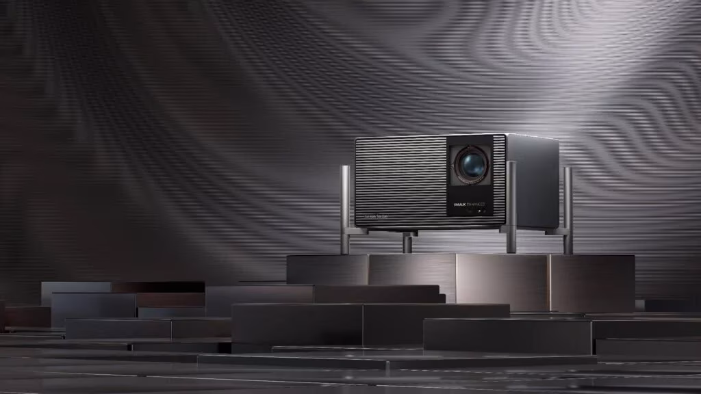 Проектор XGIMI TITAN Noir на подиуме крупный план
