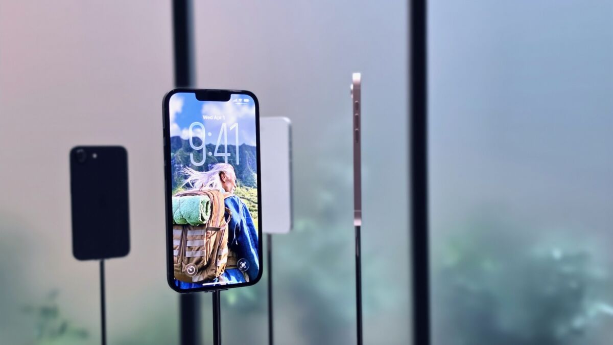 iPhone 15 на стенде Apple в магазине, яркая демонстрация устройства