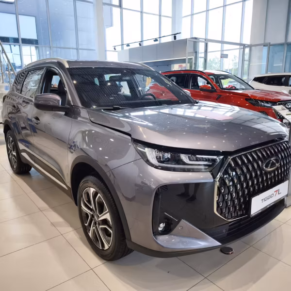 Автомобиль Chery Tiggo 7L внутри шоу-рума с ярким освещением
