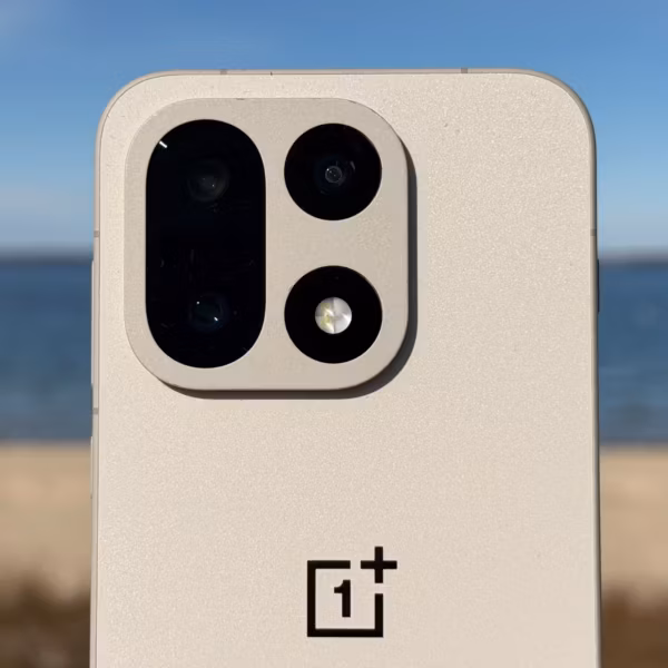 Серебристый смартфон OnePlus на фоне неба и воды иллюстрирует уход бренда из США